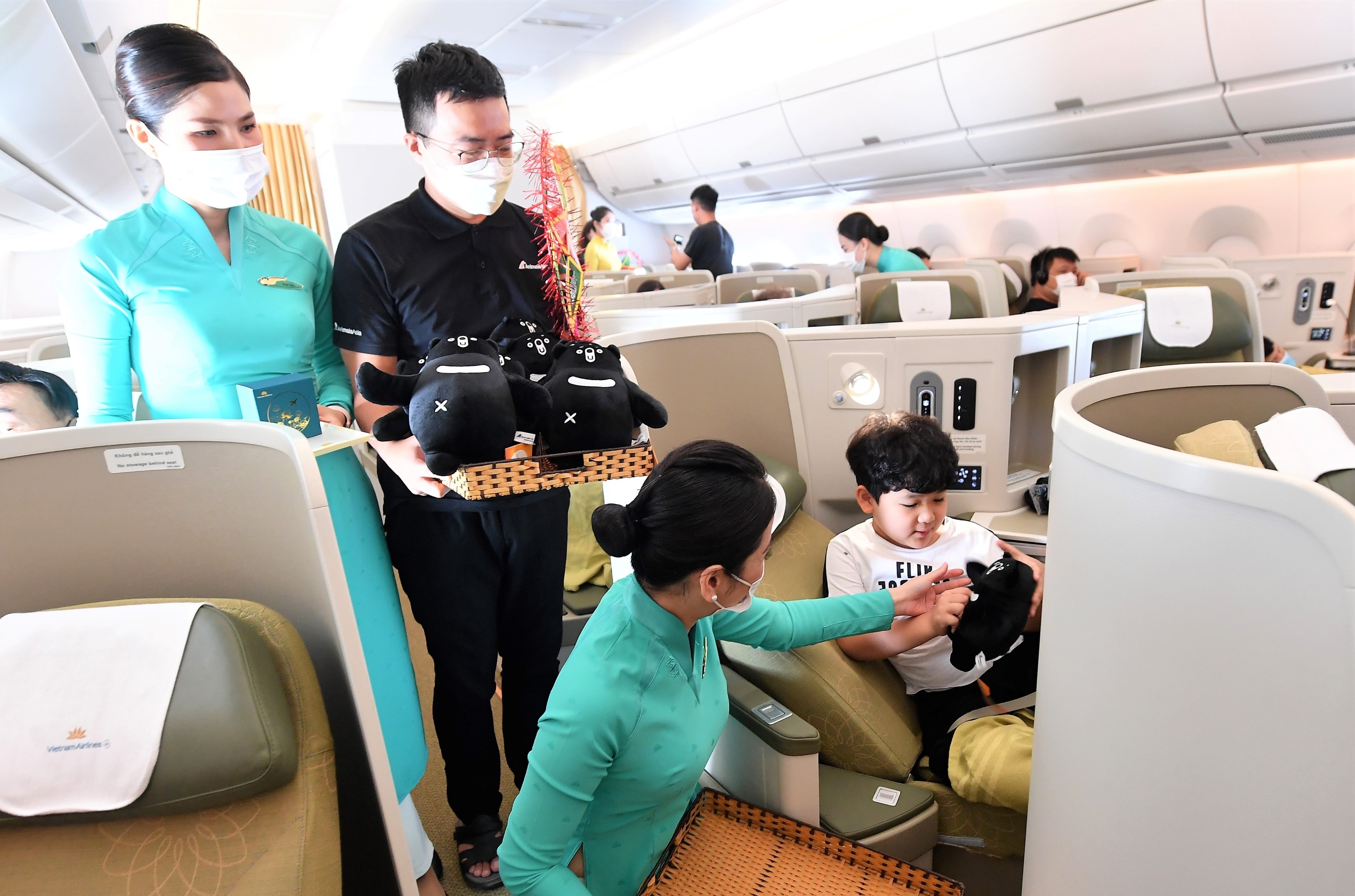 Hành khách nhận quà Trung Thu bất ngờ từ Vietnam Airlines và Animals Asia