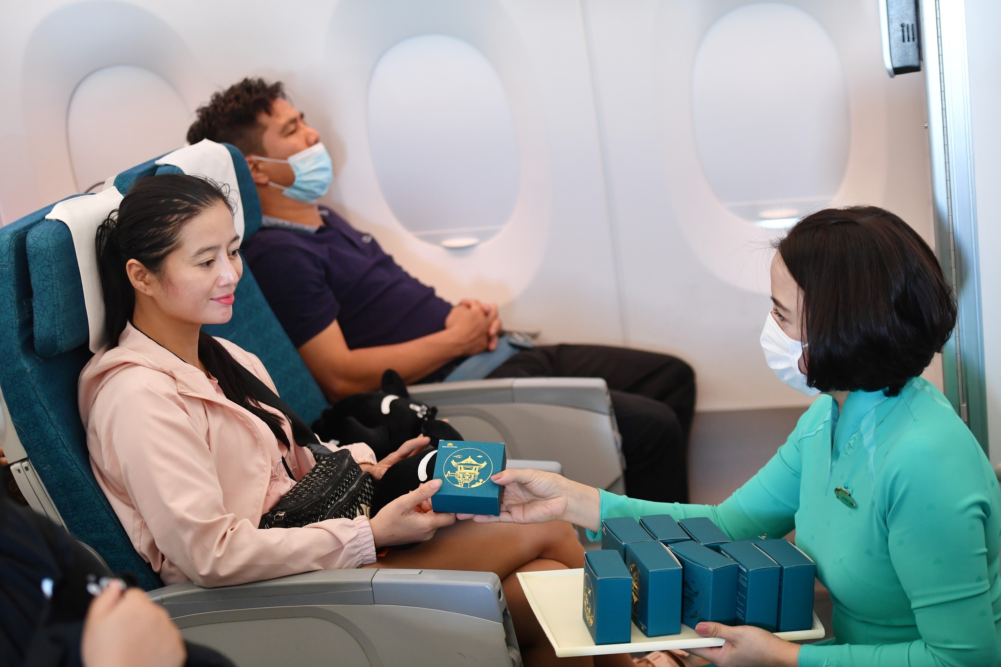 Hành khách nhận quà Trung Thu bất ngờ từ Vietnam Airlines và Animals Asia