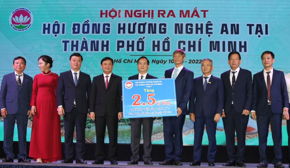 Hội đồng hương Nghệ An tại TP.HCM trao 2,5 tỷ đồng cho trường tiểu học vùng cao