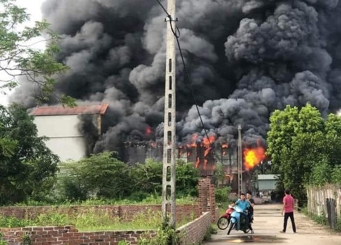 Cháy dữ dội khu nhà xưởng ở Thanh Oai, 3 người nhập viện