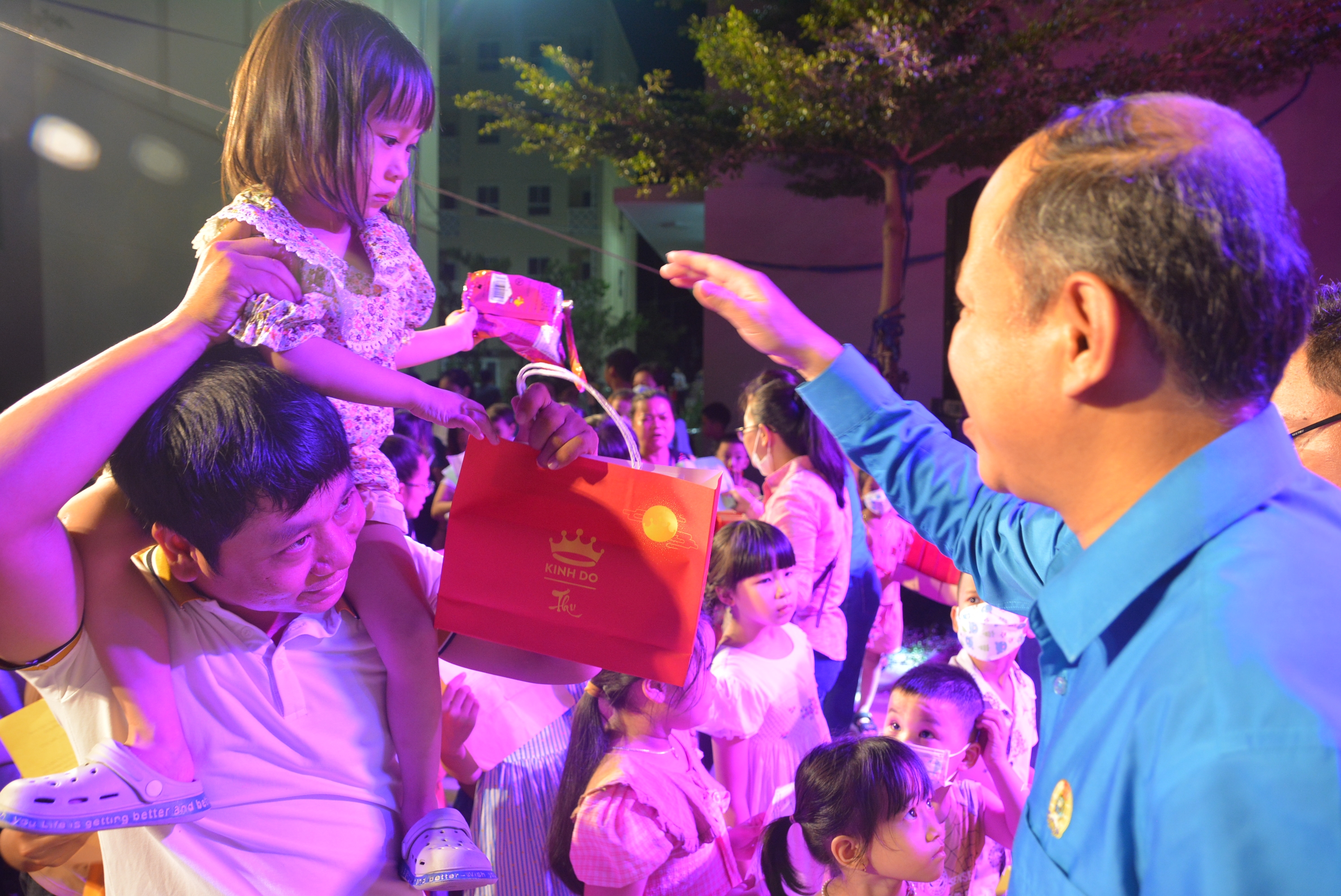 Công đoàn KCN cao và các KCN Đà Nẵng trao quà trung thu cho gần 600 cháu là con đoàn viên