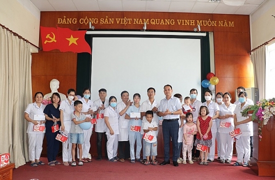 Công đoàn ngành Y tế Hà Nội thăm và tặng quà cho trẻ em nhân dịp Tết Trung thu
