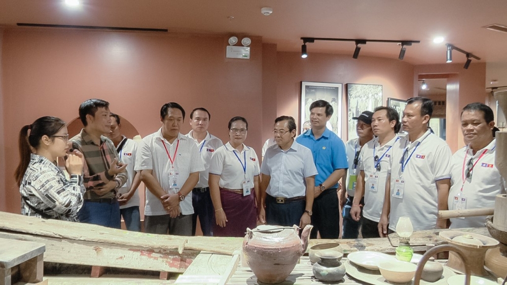 LĐLĐ huyện Gia Lâm tiếp Đoàn cán bộ Liên hiệp Công đoàn thành phố Viêng Chăn và tỉnh Luông Phar Băng