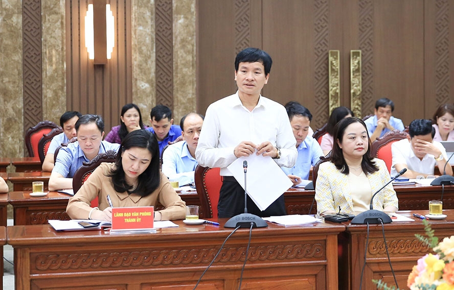 Bí thư Huyện ủy Phúc Thọ Nguyễn Doãn Hoàn tham luận tại hội nghị.