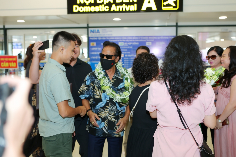 Chế Linh được người hâm mộ chào đón tại sân bay