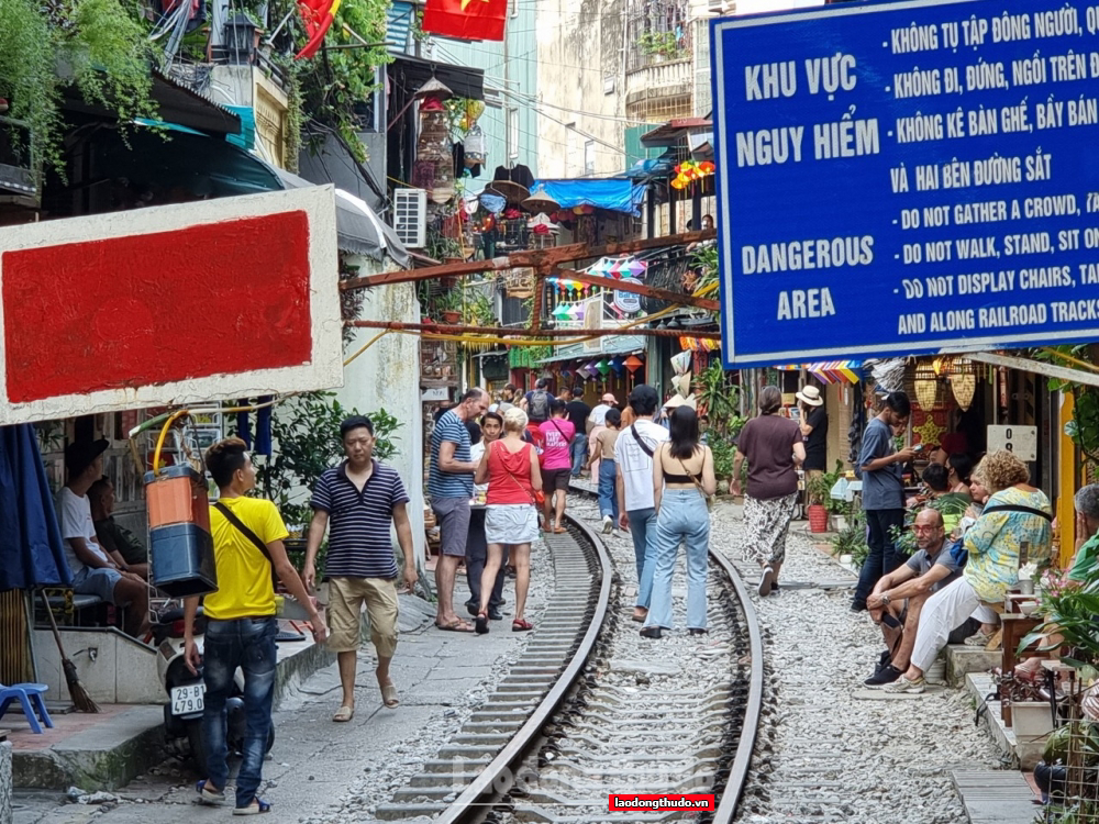 "Cà phê đường tàu” - Mất an toàn, vi phạm pháp luật không thể là "điểm nhấn" của du lịch Hà Nội