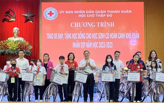Quận Thanh Xuân: Trao tặng xe đạp, học bổng cho 102 học sinh có hoàn cảnh khó khăn