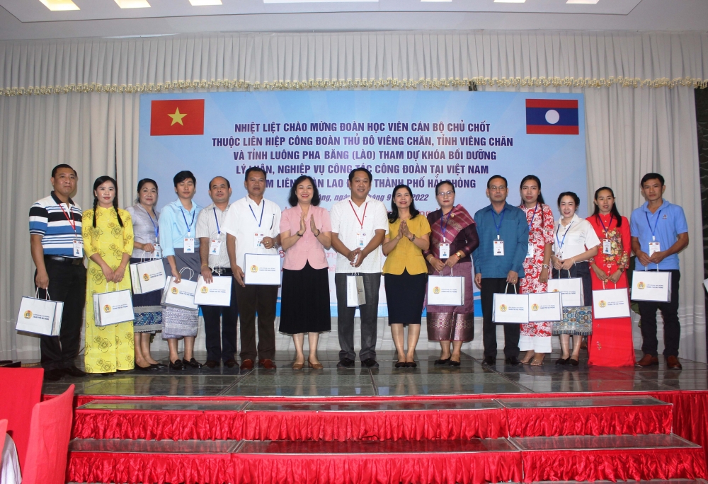 Lãnh đạo LDLĐ TP Hải Phòng và lãnh đạo LĐLĐ TP Hà Nội trao tặng quà