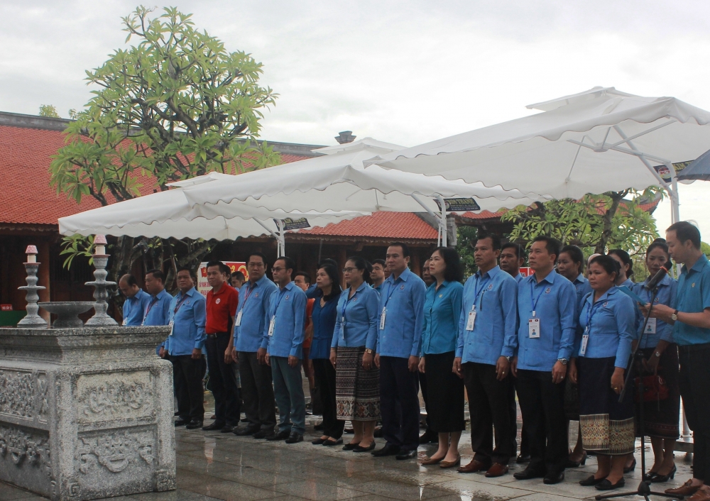 Đoàn công tác dâng hương tại Nhà tưởng niệm đồng chí Nguyễn Đức Cảnh
