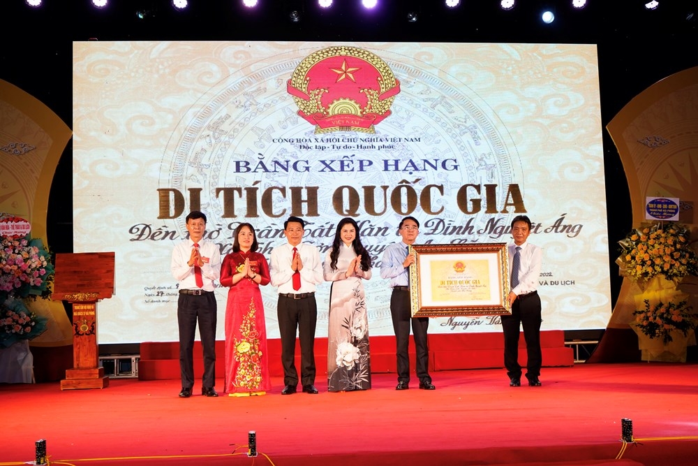 Lãnh đạo UBND TP Hải Phòng đón nhận Bằng xếp hạng Di tích lịch sử Quốc gia Đền thờ Trần Tất Văn và Đình Nguyệt Áng, xã Thái Sơn.