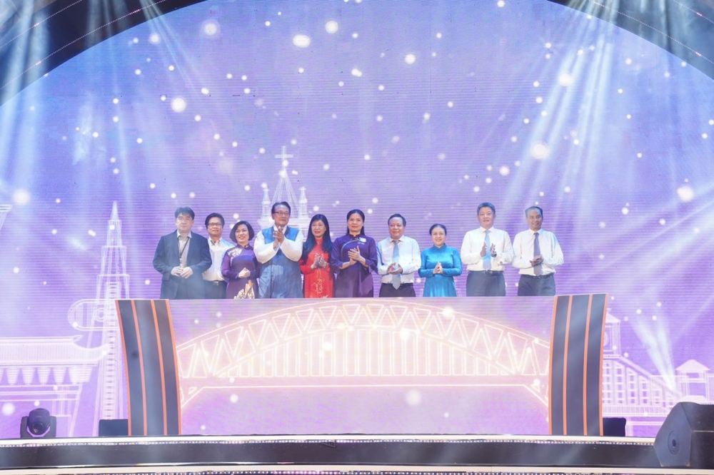 Lung linh sắc màu tại lễ khai mạc chương trình giao lưu văn hóa Việt - Hàn năm 2022
