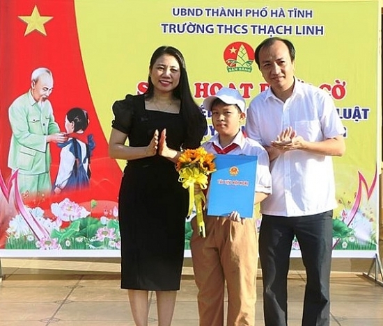 Hà Tĩnh: Khen thưởng học sinh nhặt được hơn 50 triệu đồng, tìm người trả lại