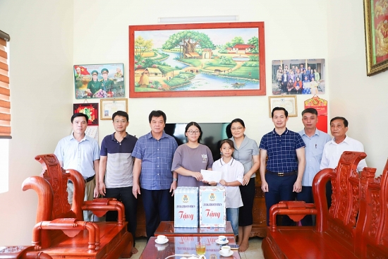 LĐLĐ huyện Thường Tín tặng quà, đồ dùng học tập cho trẻ mồ côi