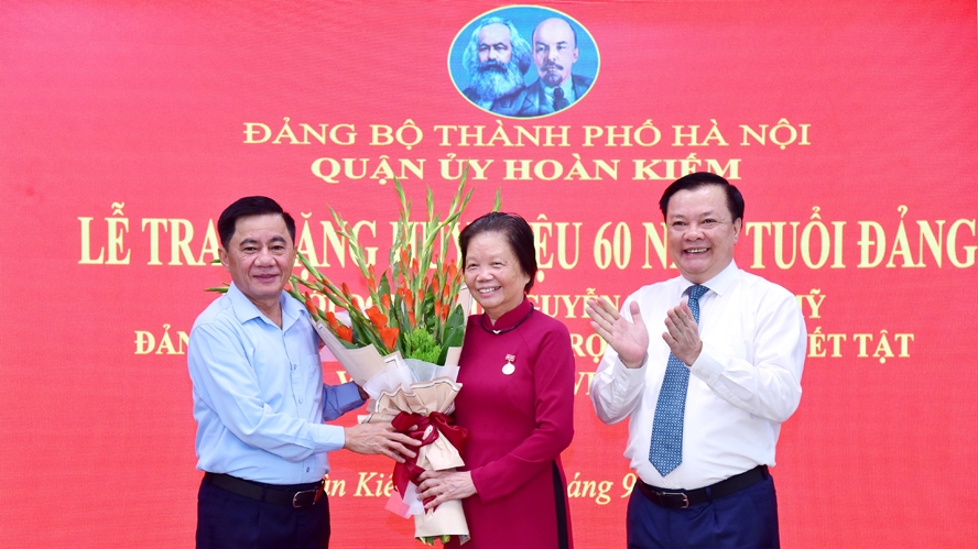 Đồng chí Nguyễn Thị Xuân Mỹ nhận Huy hiệu 60 năm tuổi Đảng