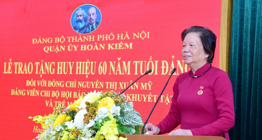 Quận Hoàn Kiếm tổ chức trao Huy hiệu Đảng cho đồng chí Nguyễn Thị Xuân Mỹ