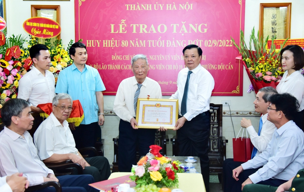 Bí thư Thành ủy Hà Nội trao Huy hiệu 80 năm tuổi Đảng cho đồng chí Vũ Oanh