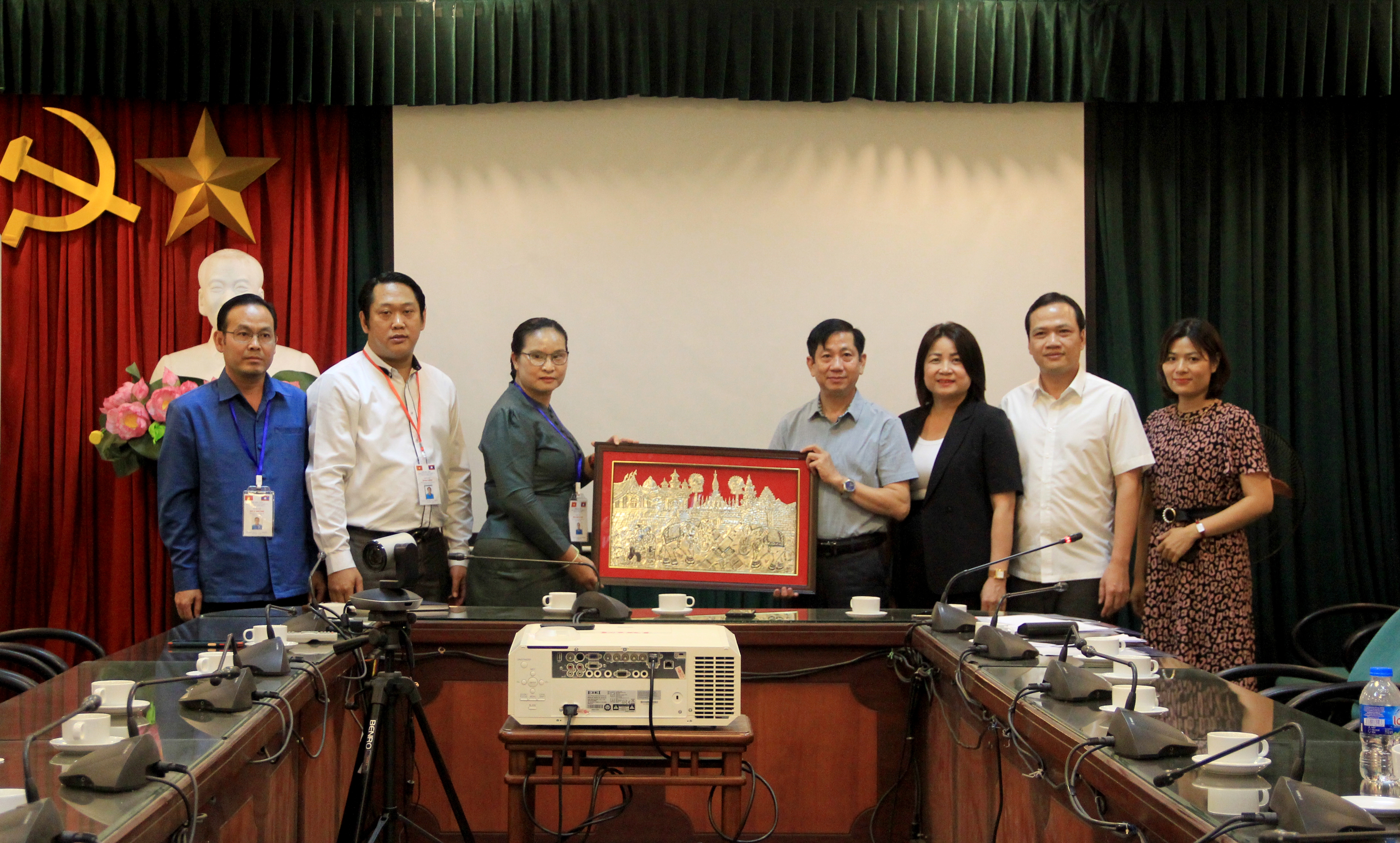 Đoàn cán bộ LHCĐ thành phố Viêng Chăn thăm, làm việc với Công đoàn Viên chức thành phố Hà Nội