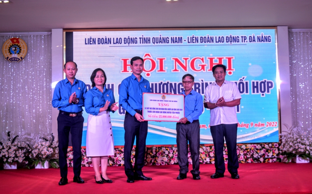 LĐLĐ Đà Nẵng trao hỗ trợ Mái ấm Công đoàn và học bổng cho con người lao động tỉnh Quảng Nam