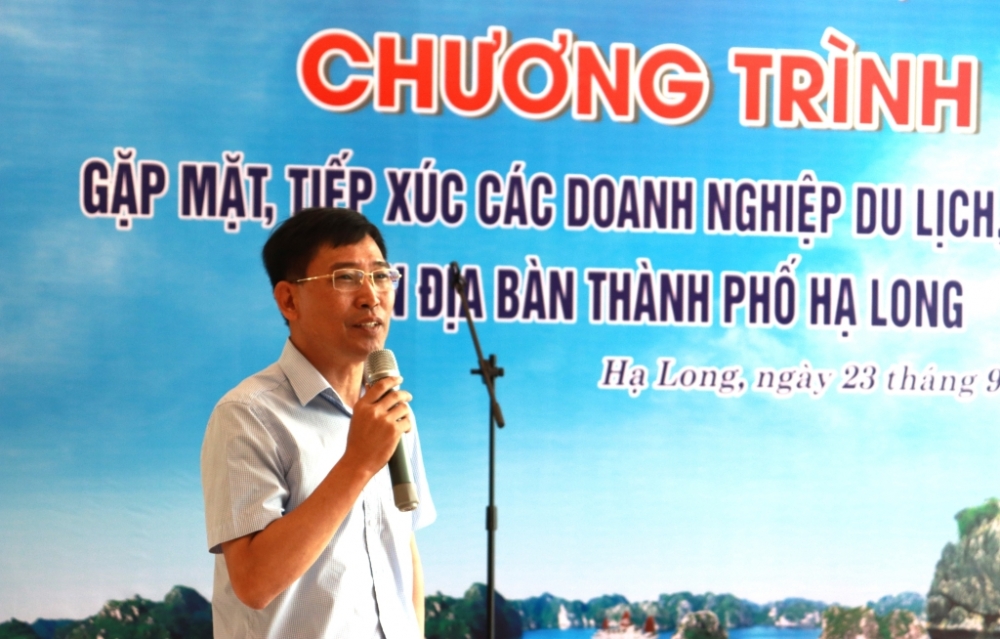 Chủ tịch UBND thành phố Hạ Long trao đồi với các doanh nghiệp