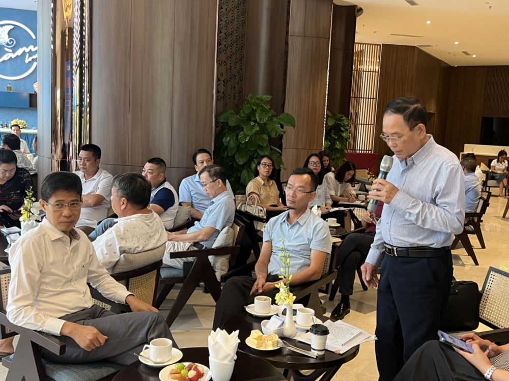 Chủ tịch UBND thành phố Hạ Long trao đồi với các doanh nghiệp