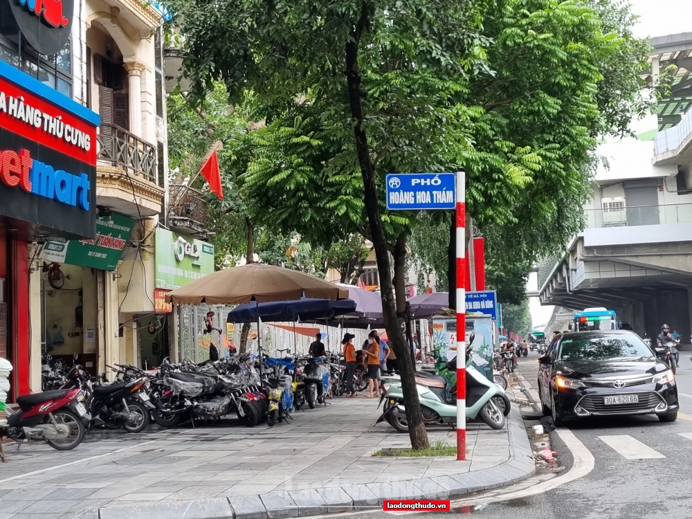 
Người dân vô tư lấn chiếm vỉa hè để kinh doanh tại phường Quang Trung (Hà Đông)