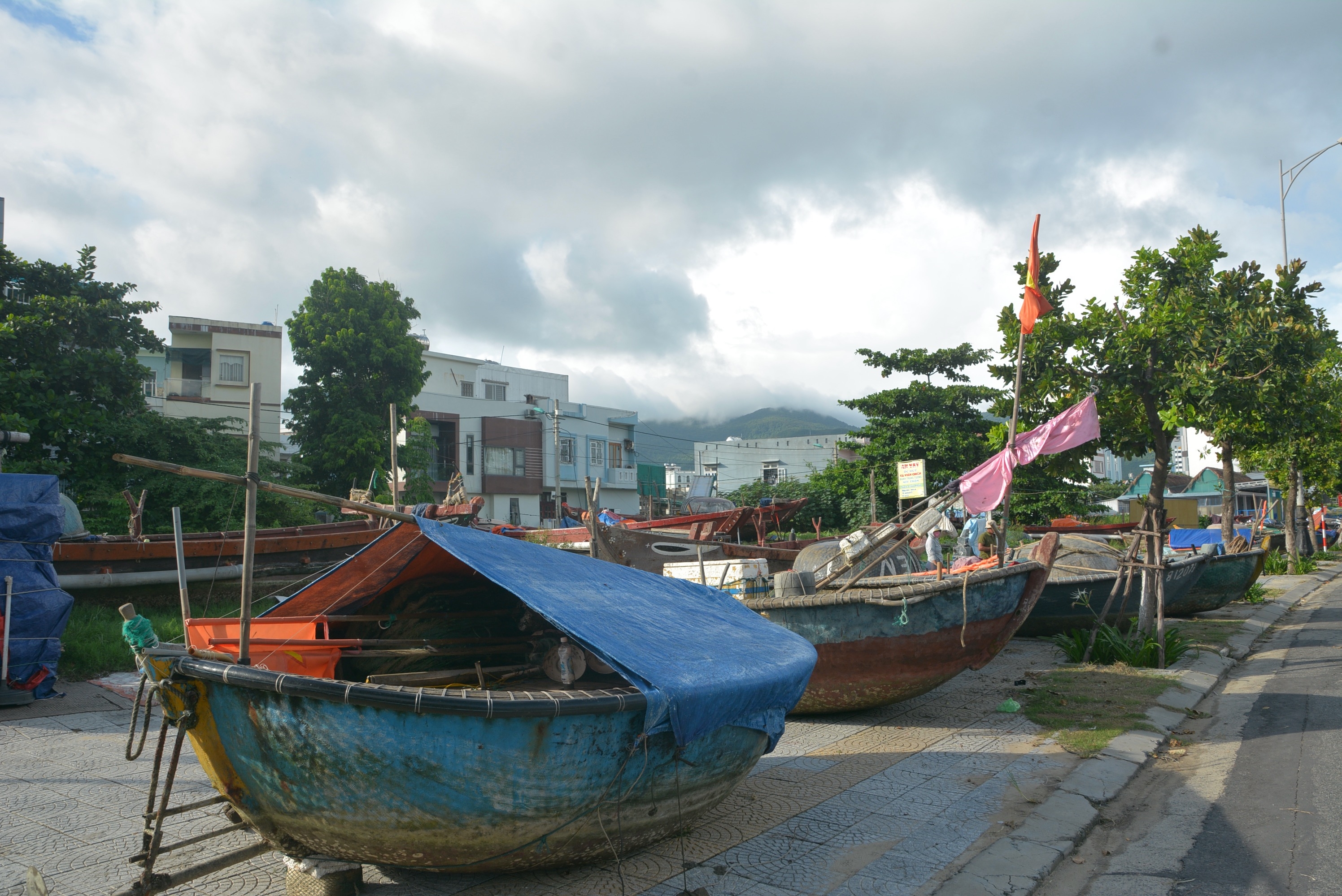 Ngư dân Đà Nẵng hối hả đưa tàu, thuyền lên bờ phòng, chống bão Noru