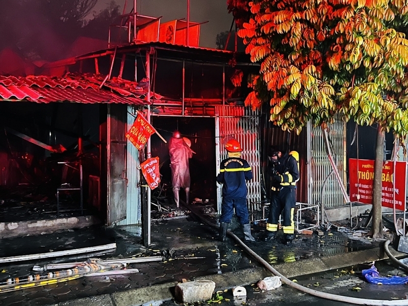Nhanh chóng dập tắt đám cháy gần Khu công nghiệp Vĩnh Tuy