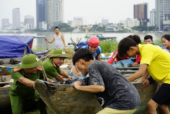 Đà Nẵng: Nỗ lực hỗ trợ người dân chống bão Noru