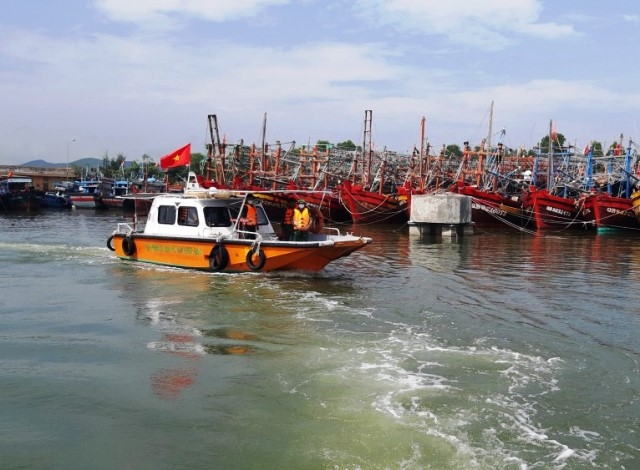 Quảng Bình: Một ngư dân mất tích khi đưa thuyền vào tránh bão Noru