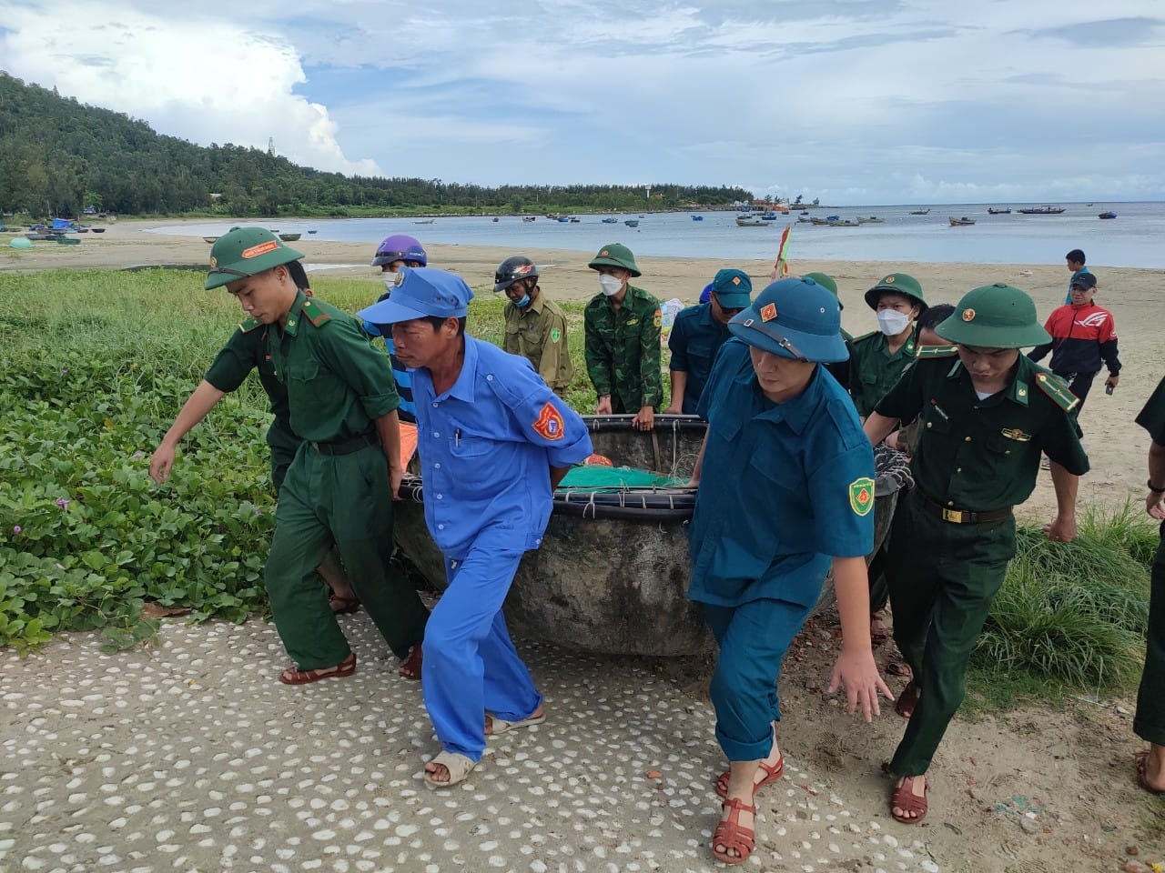 Đà Nẵng: Bộ đội biên phòng hỗ trợ người dân chằng chống nhà, sắp xếp nơi ở tránh, trú bão Noru