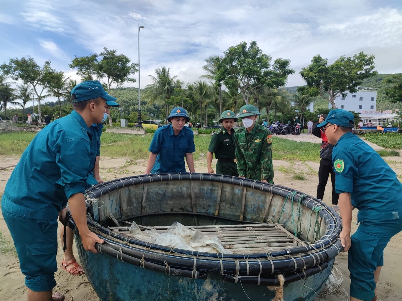 Đà Nẵng: Bộ đội biên phòng hỗ trợ người dân chằng chống nhà, sắp xếp nơi ở tránh, trú bão Noru