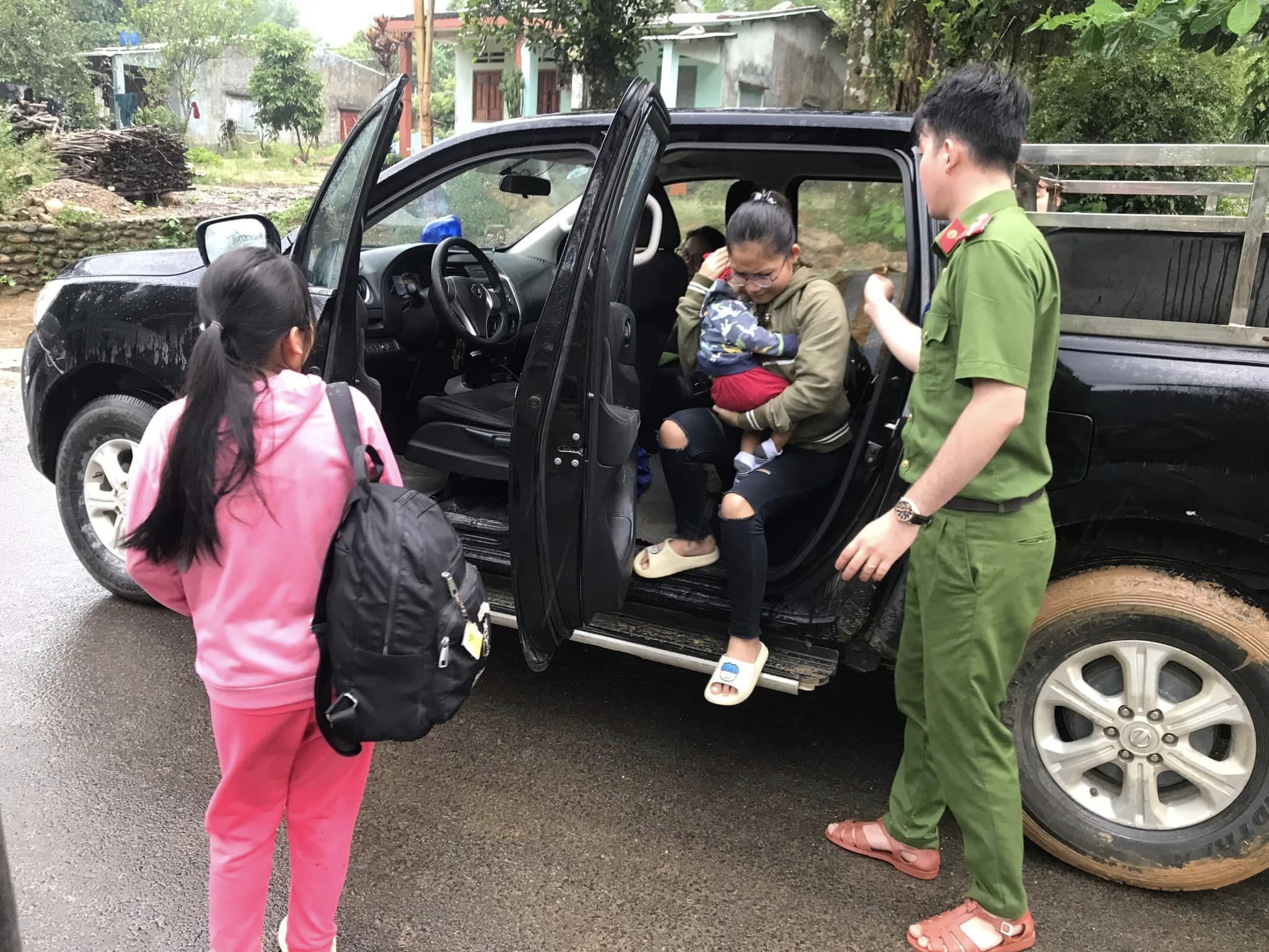 Đà Nẵng: Không khí khẩn trương đưa người dân đến nên trú bão an toàn và đảm bảo lương thực nơi ở