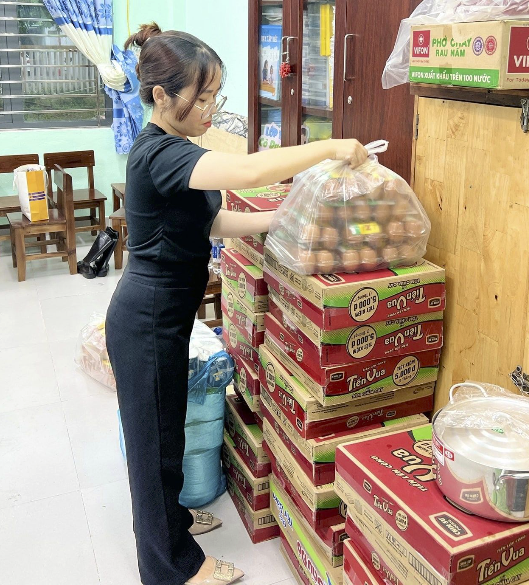 Đà Nẵng: Không khí khẩn trương đưa người dân đến nên trú bão an toàn và đảm bảo lương thực nơi ở