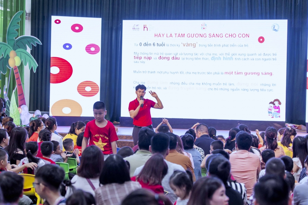 Chia sẻ kiến thức về sức khỏe, trí tuệ của trẻ đến hàng trăm gia đình và giáo viên tại Nghệ An