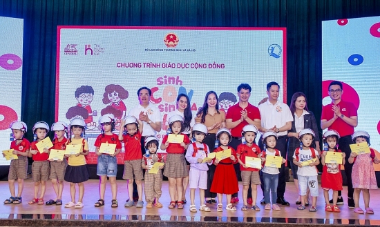 Chia sẻ kiến thức về sức khỏe, trí tuệ của trẻ đến hàng trăm gia đình và giáo viên tại Nghệ An