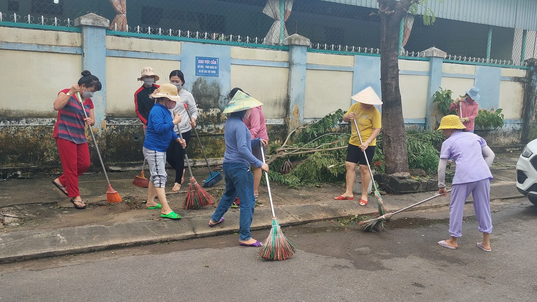 Đà Nẵng: Người dân và chính quyền dọn dẹp hậu quả bão số 4 để ổn định cuộc sống