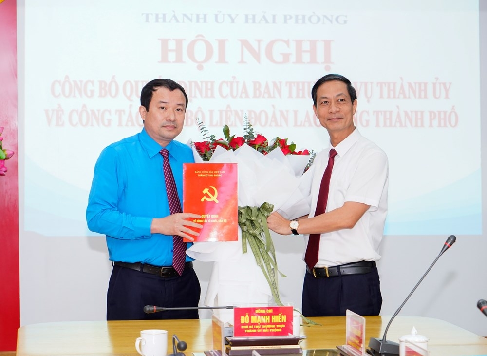 Ông Đỗ Mạnh Hiến, Phó Bí thư Thường trực Thành ủy Hải Phòng trao Quyết định cho ông Nguyễn Anh Tuân