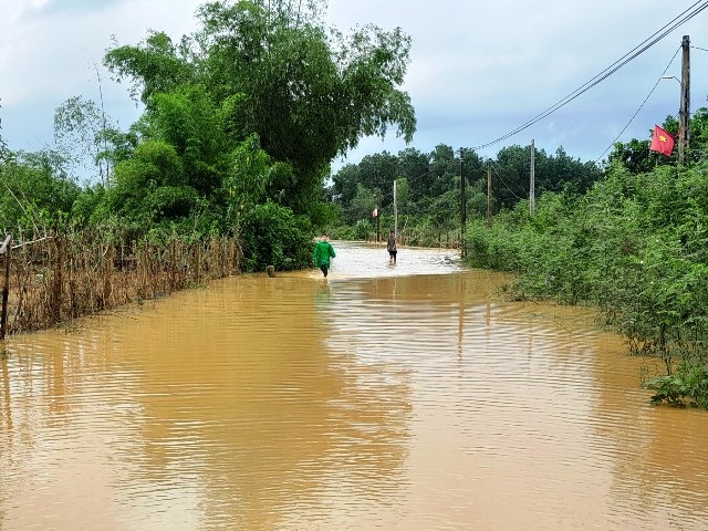 Hà Tĩnh: Nước lũ dâng cao khiến nhiều hộ dân, trường học bị cô lập
