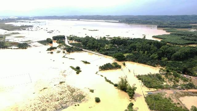 Hà Tĩnh: Nước lũ dâng cao khiến nhiều hộ dân, trường học bị cô lập