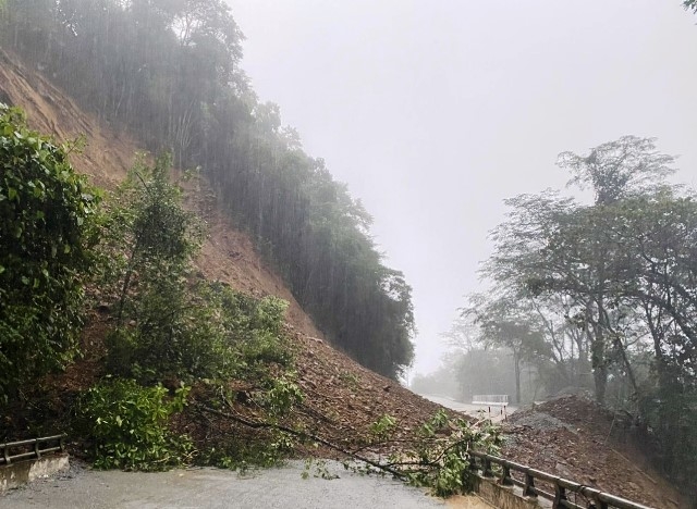 Hà Tĩnh: Mưa lớn sạt lở nghiêm trọng trên tuyến đường QL 8A