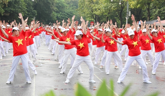 Hơn 2.000 người cao tuổi Hà Nội đồng diễn dưỡng sinh chào mừng Ngày quốc tế người cao tuổi