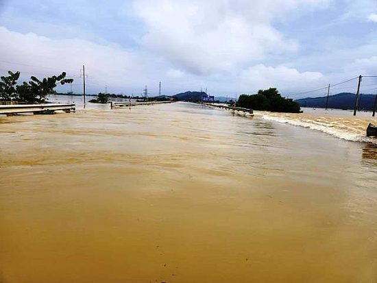 Hà Tĩnh: Quốc lộ 1A bị ngập cục bộ, cấm các phương tiện giao thông qua lại