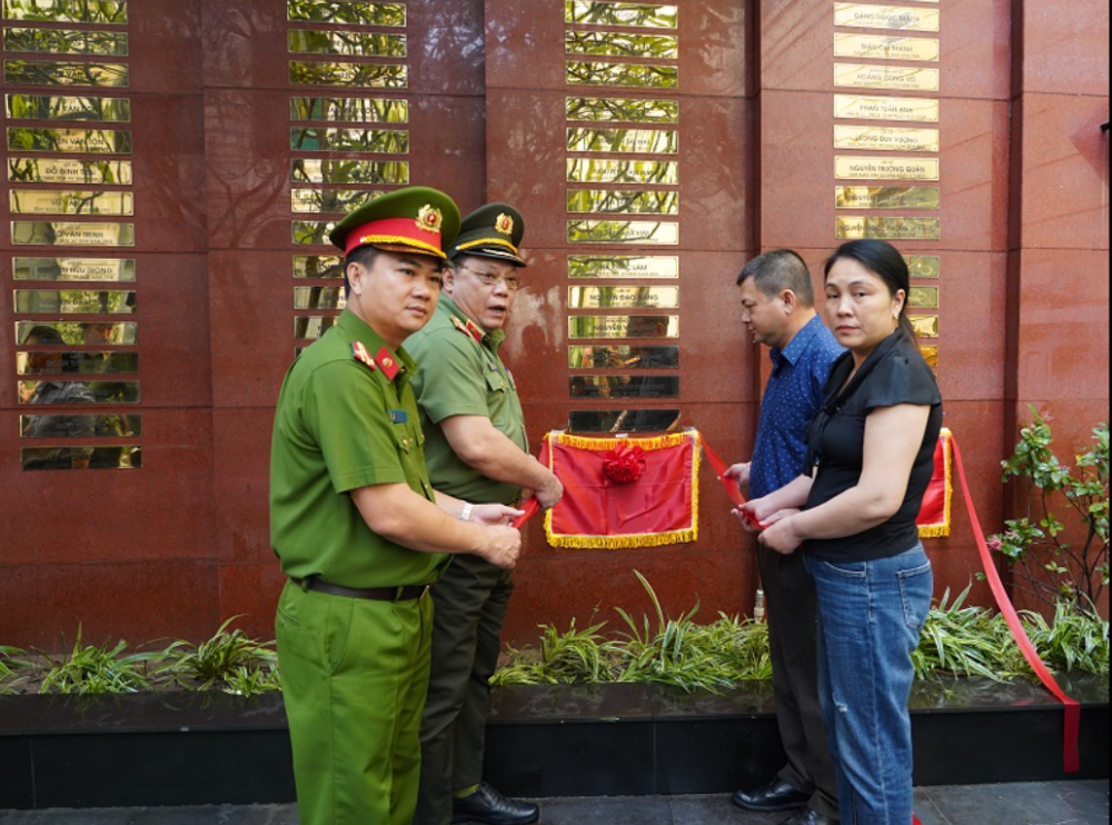 Trang trọng nghi thức gắn biển tên cho 3 liệt sĩ Đặng Anh Quân, Đỗ Đức Việt, Nguyễn Đình Phúc