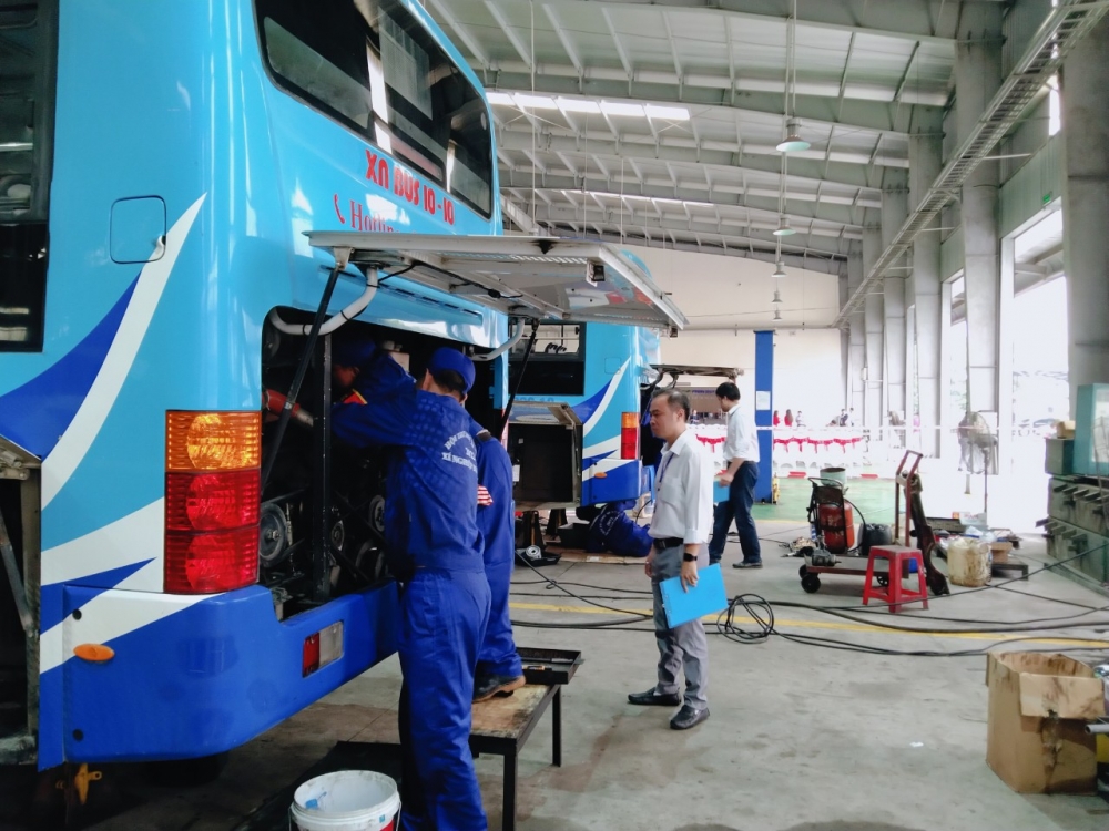 Xem “ong thợ” ở Transerco trổ tài chăm sóc xe buýt