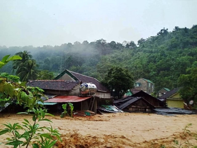 Nghệ An: Xảy ra lũ quét tại huyện biên giới Kỳ Sơn nhiều bản làng bị cô lập, nhà dân bị cuốn trôi