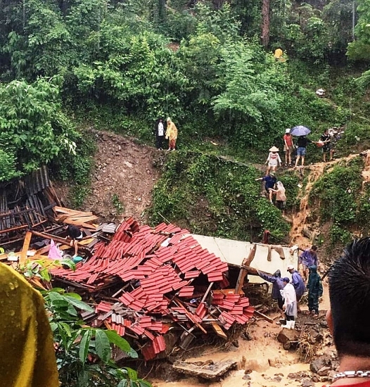 Nghệ An: Xảy ra lũ quét tại huyện biên giới Kỳ Sơn nhiều bản làng bị cô lập, nhà dân bị cuốn trôi