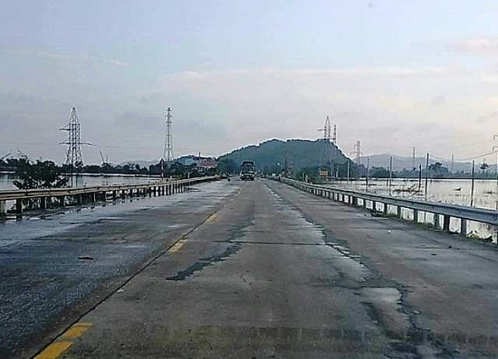 Hà Tĩnh: Thông tuyến đoạn đường Quốc lộ 1A bị ngập do mưa lũ