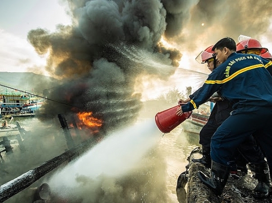 Hình ảnh những chiến sĩ Cảnh sát phòng cháy, chữa cháy căng mình chiến đấu với "giặc lửa"