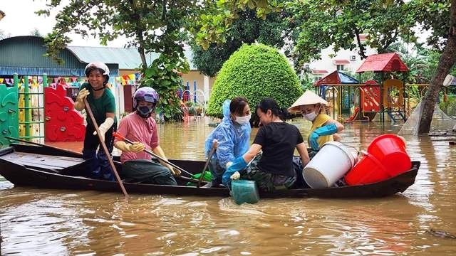 LĐLĐ thành phố Hà Nội hỗ trợ công nhân lao động tỉnh Nghệ An bị ảnh hưởng bởi bão lũ 100 triệu đồng