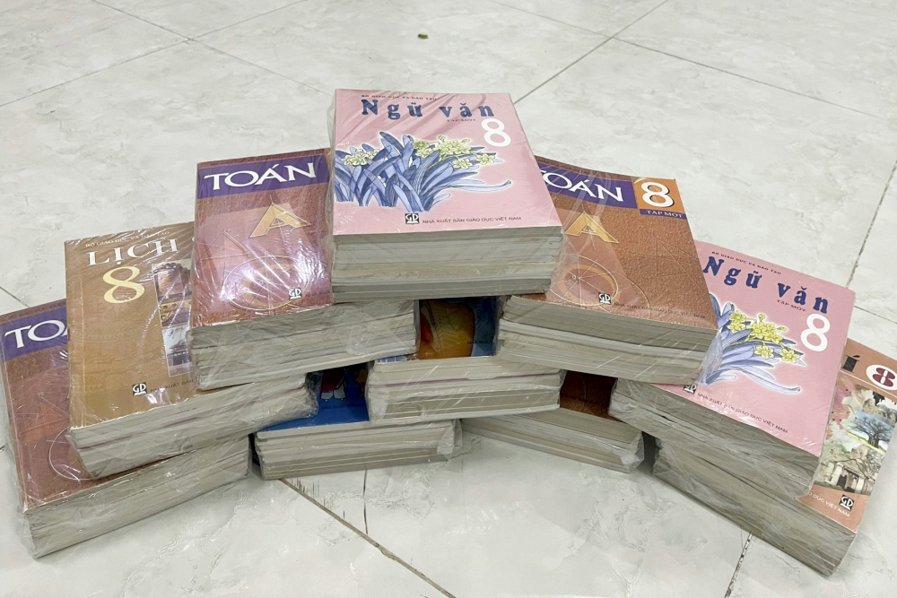 Hơn 5.000 cuốn sách đến với học sinh nghèo vùng khó